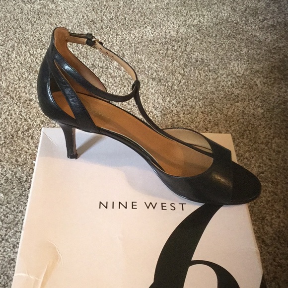 nine west t strap sandals